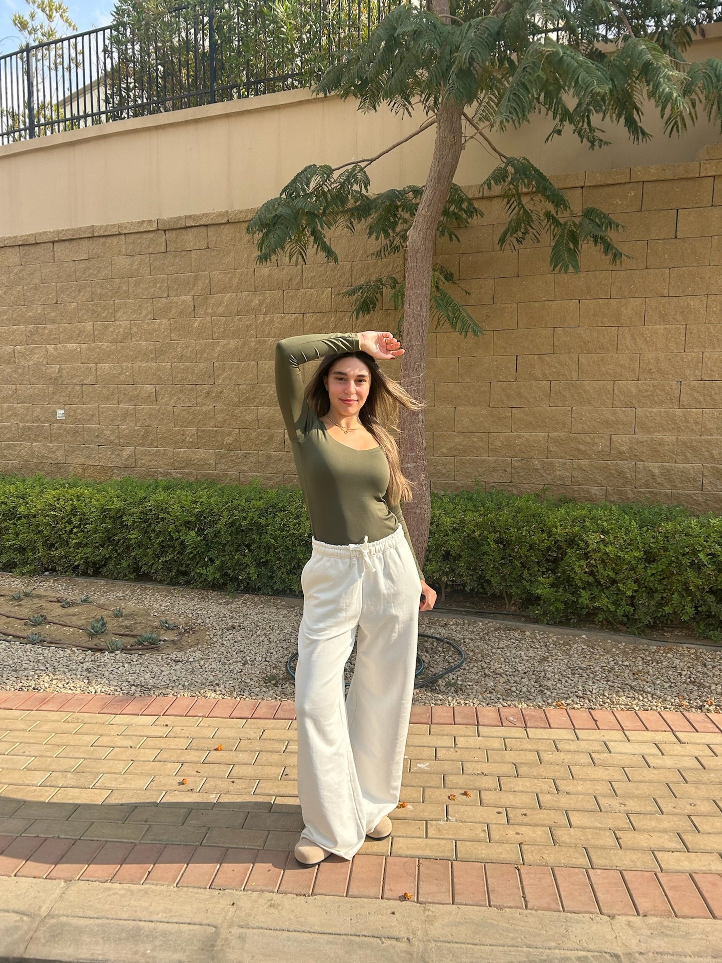 OLIVE SQUARE NECK LONG-SLEEVE BASIC TOP