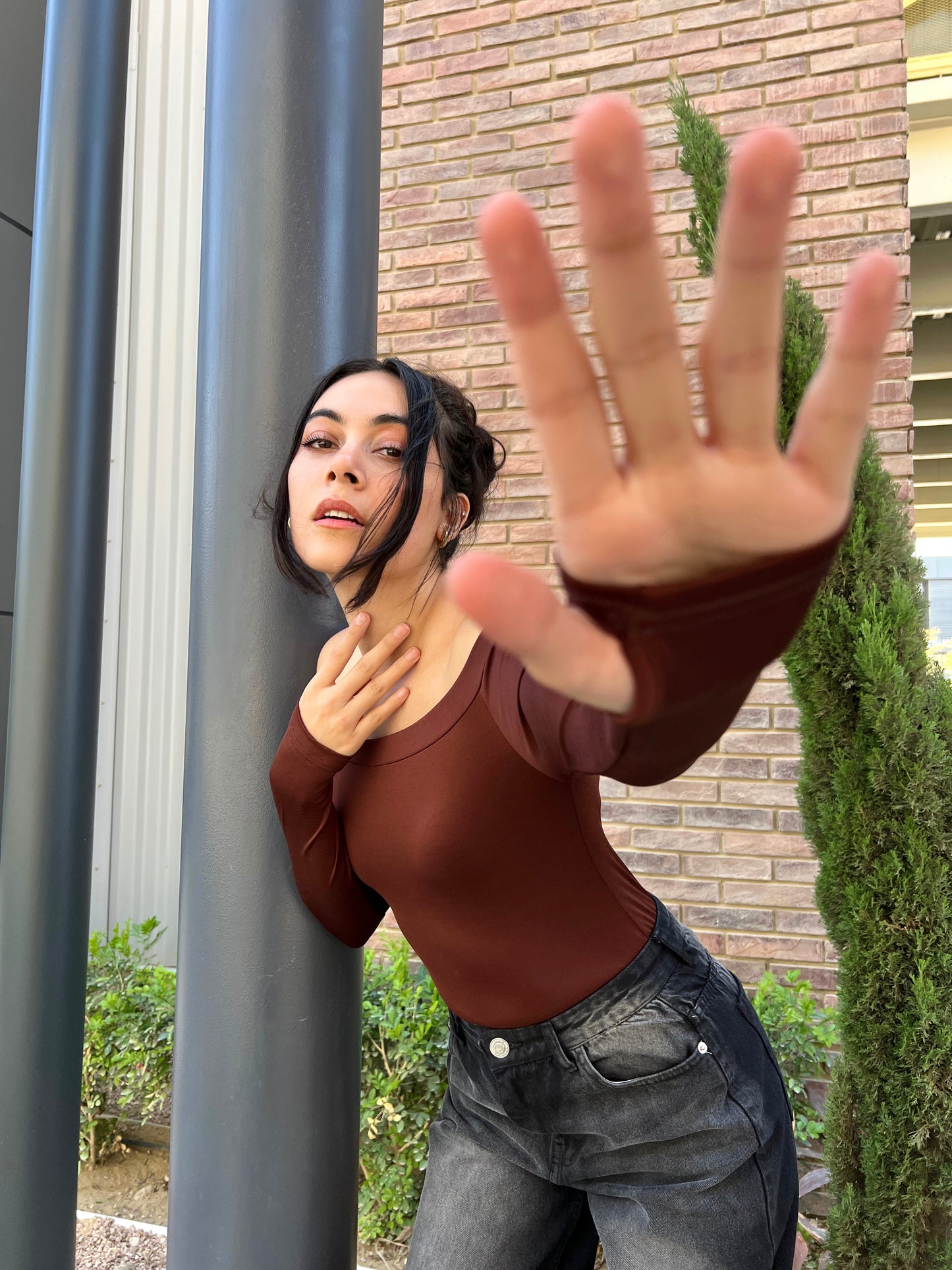 BROWN OFF SHOULDERS BASIC TOP