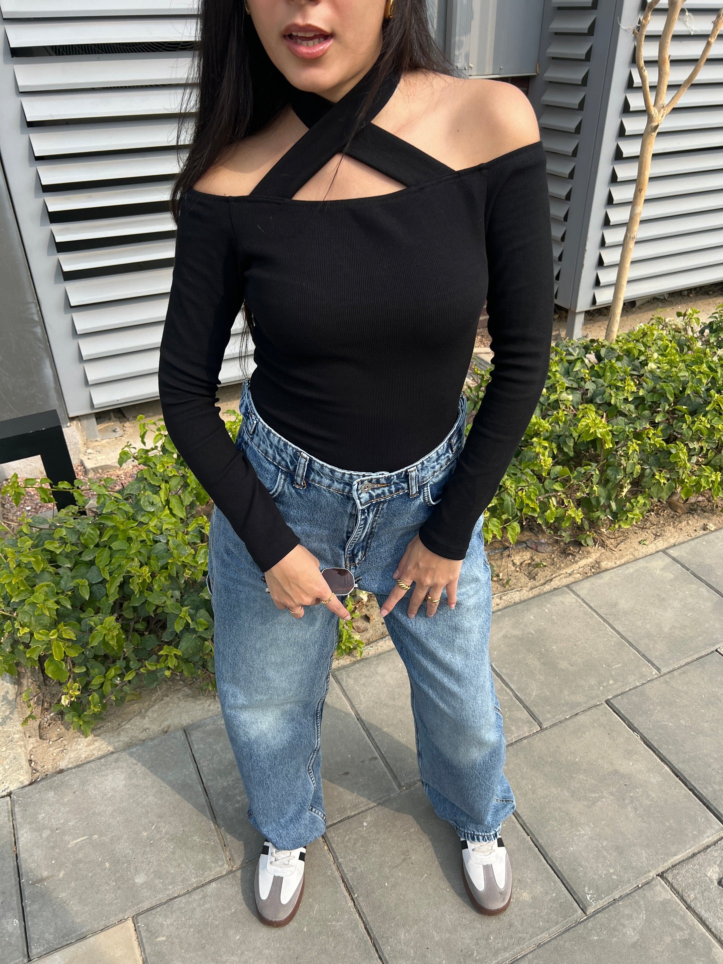 BLACK CRISS-CROSS TOP