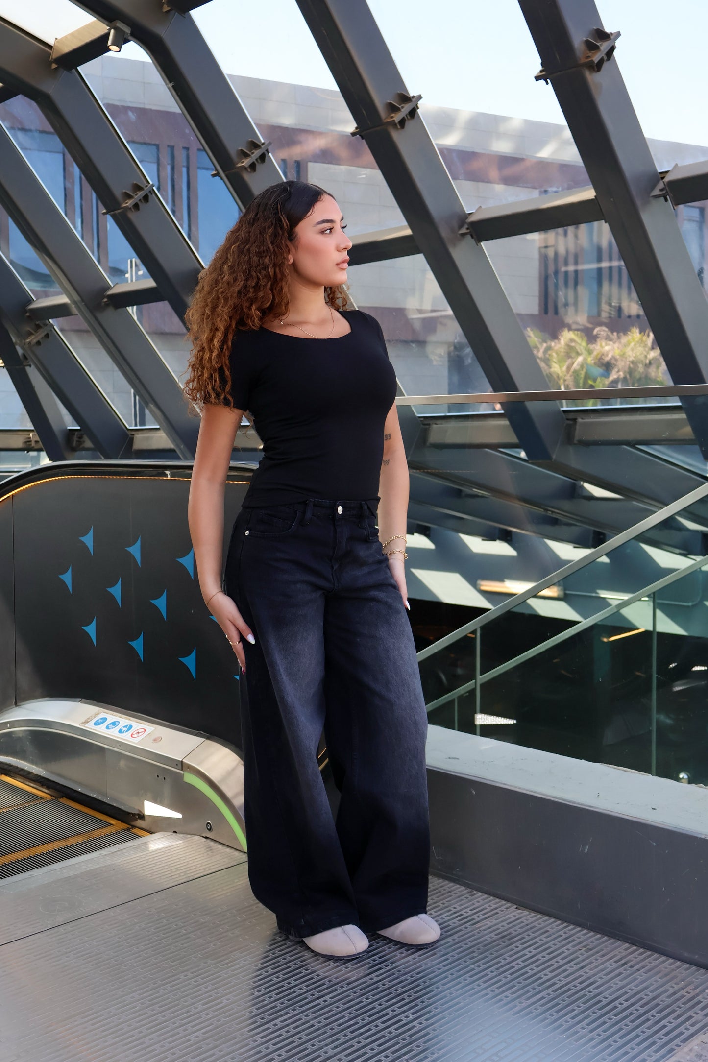 MID-RISE BLACK WIDE-LEG DENIM