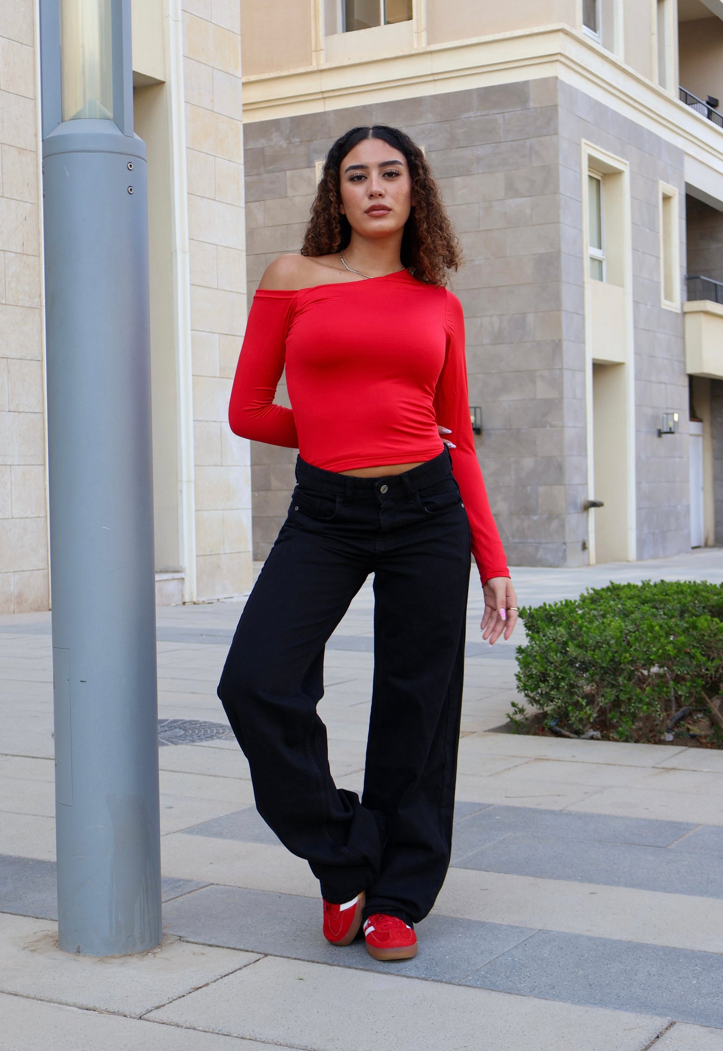 BLACK LOW-WAIST STRAIGHT LEG DENIM