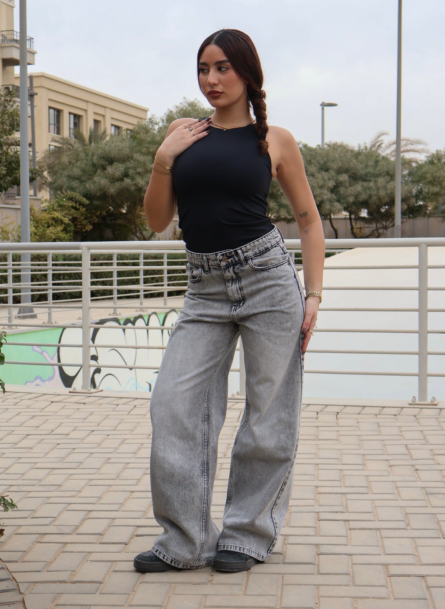 GRAY MID-RISE BAGGY DENIM