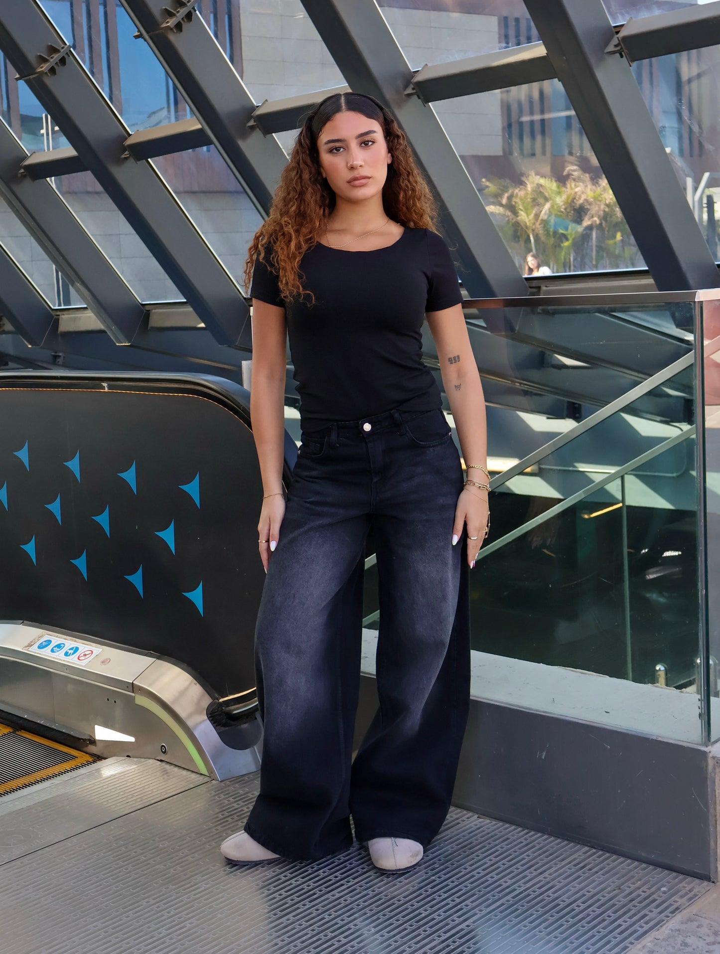 MID-RISE BLACK WIDE-LEG DENIM