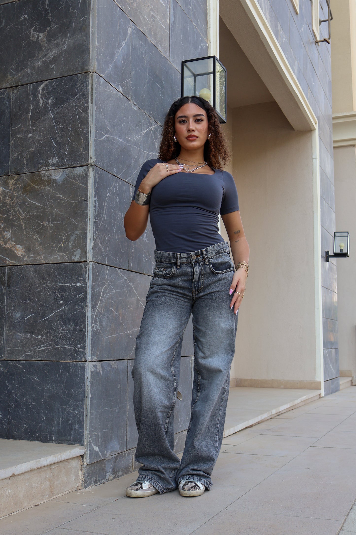 GRAY LOW-WAIST STRAIGHT LEG DENIM