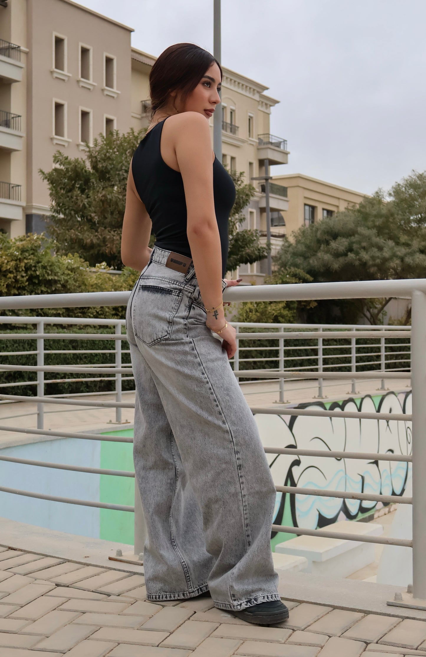 GRAY MID-RISE BAGGY DENIM