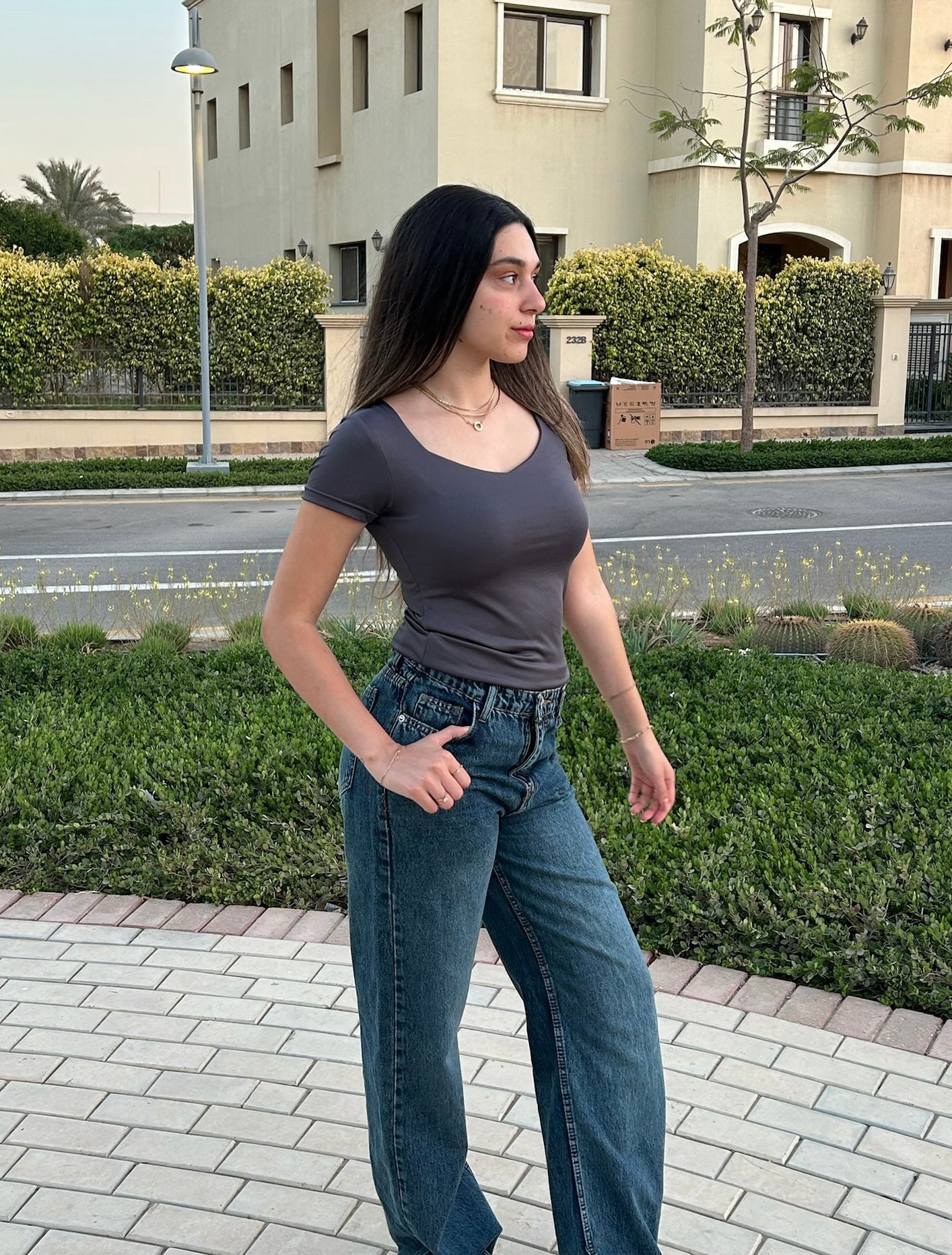 GREY-SQUARE NECK SHORT SLEEVED BASIC TOP