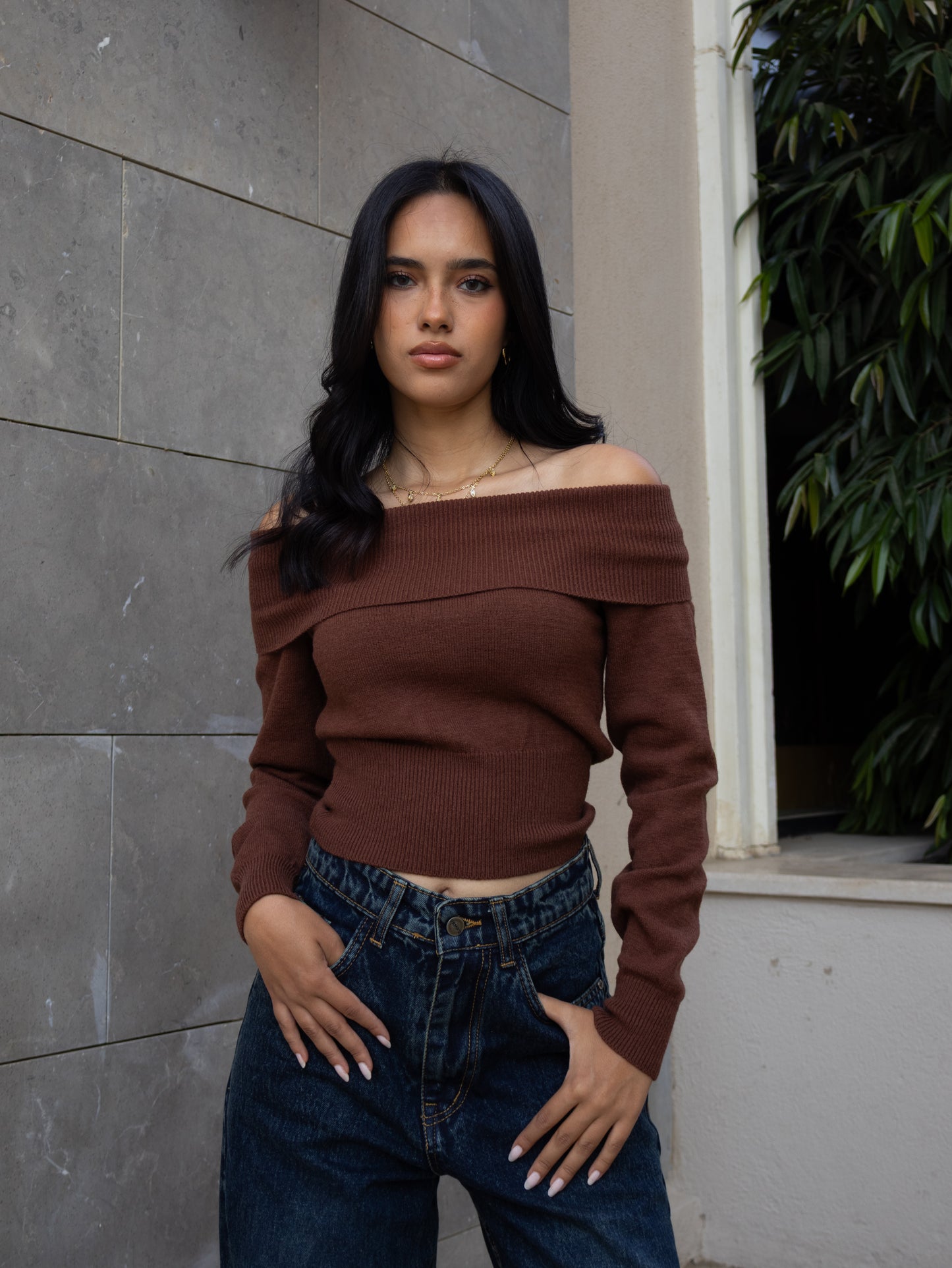 BROWN KNITTED OFF-SHOULDER TOP
