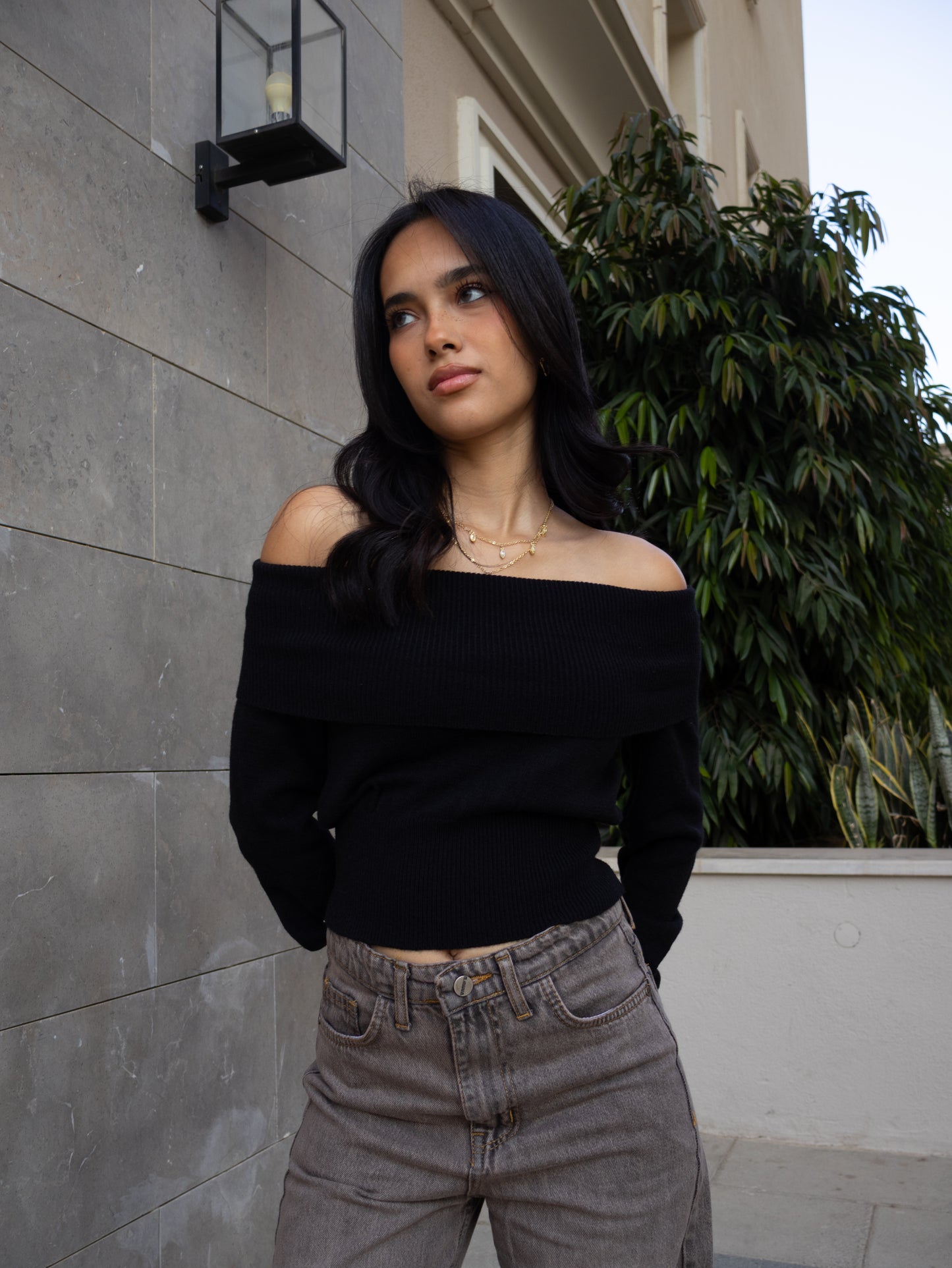 BLACK KNITTED OFF-SHOULDER TOP