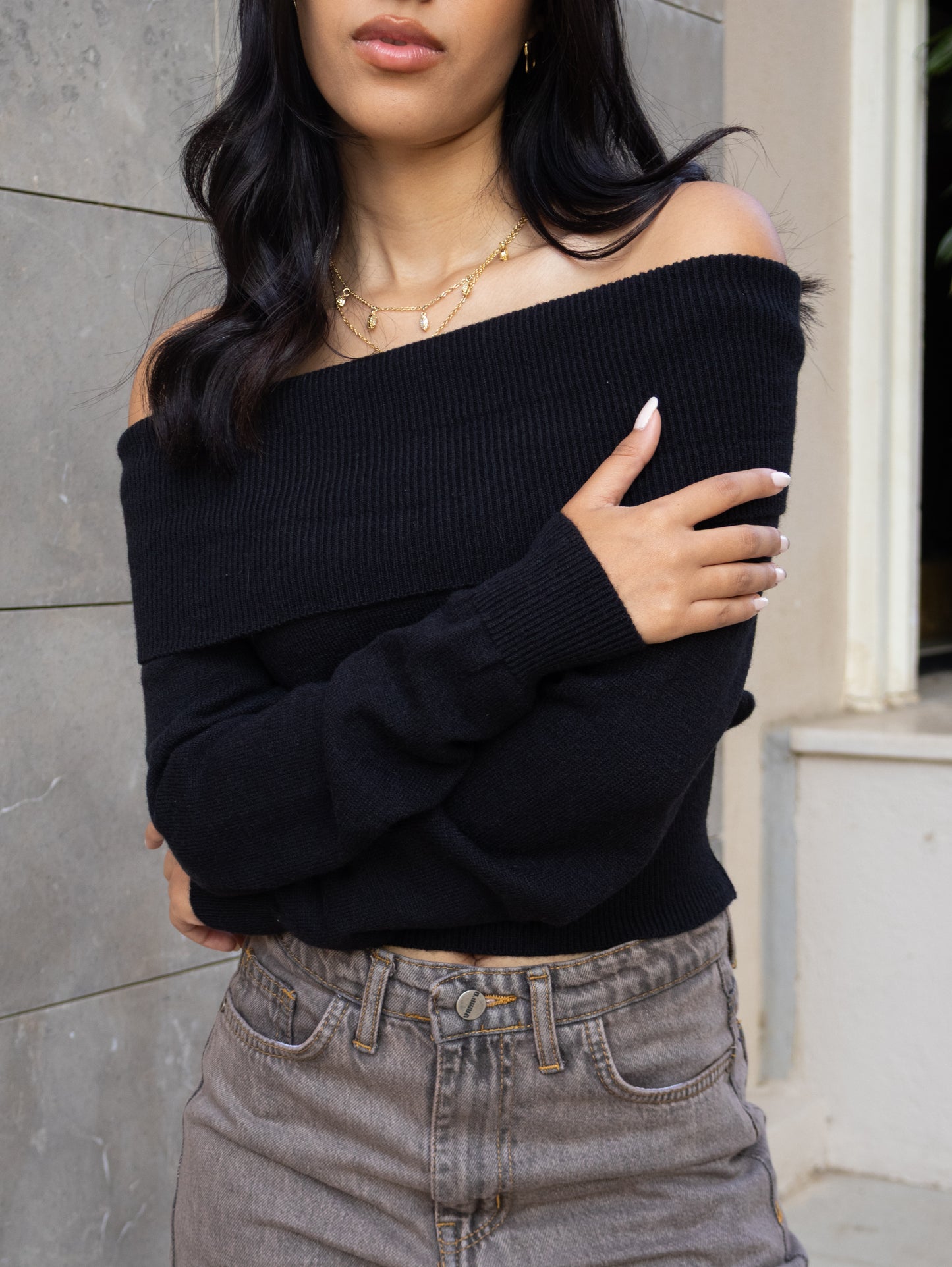 BLACK KNITTED OFF-SHOULDER TOP